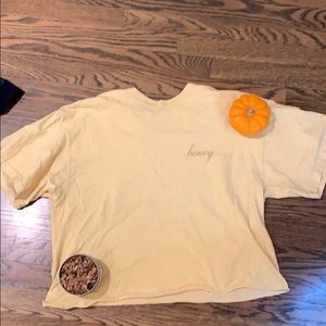 A yellow tee, says honey